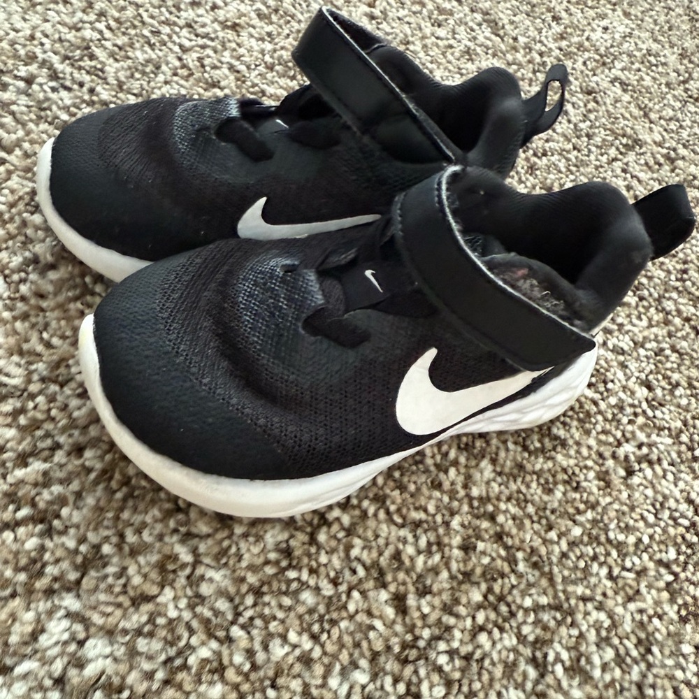 Nike Black and White Sneakers Lightweight Mesh Design